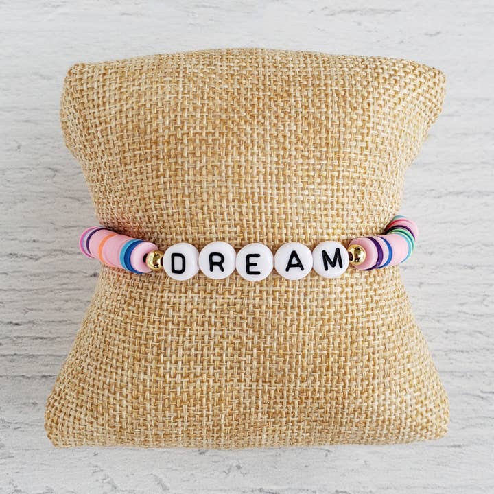 Bracelet extensible en forme de disque Heishi Arc-en-ciel pour la vente par The Purple Chickadee