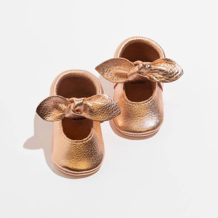 Roségoldenes Babyschuh mit geknoteter Schleife für den Großhandel von Freshly Picked