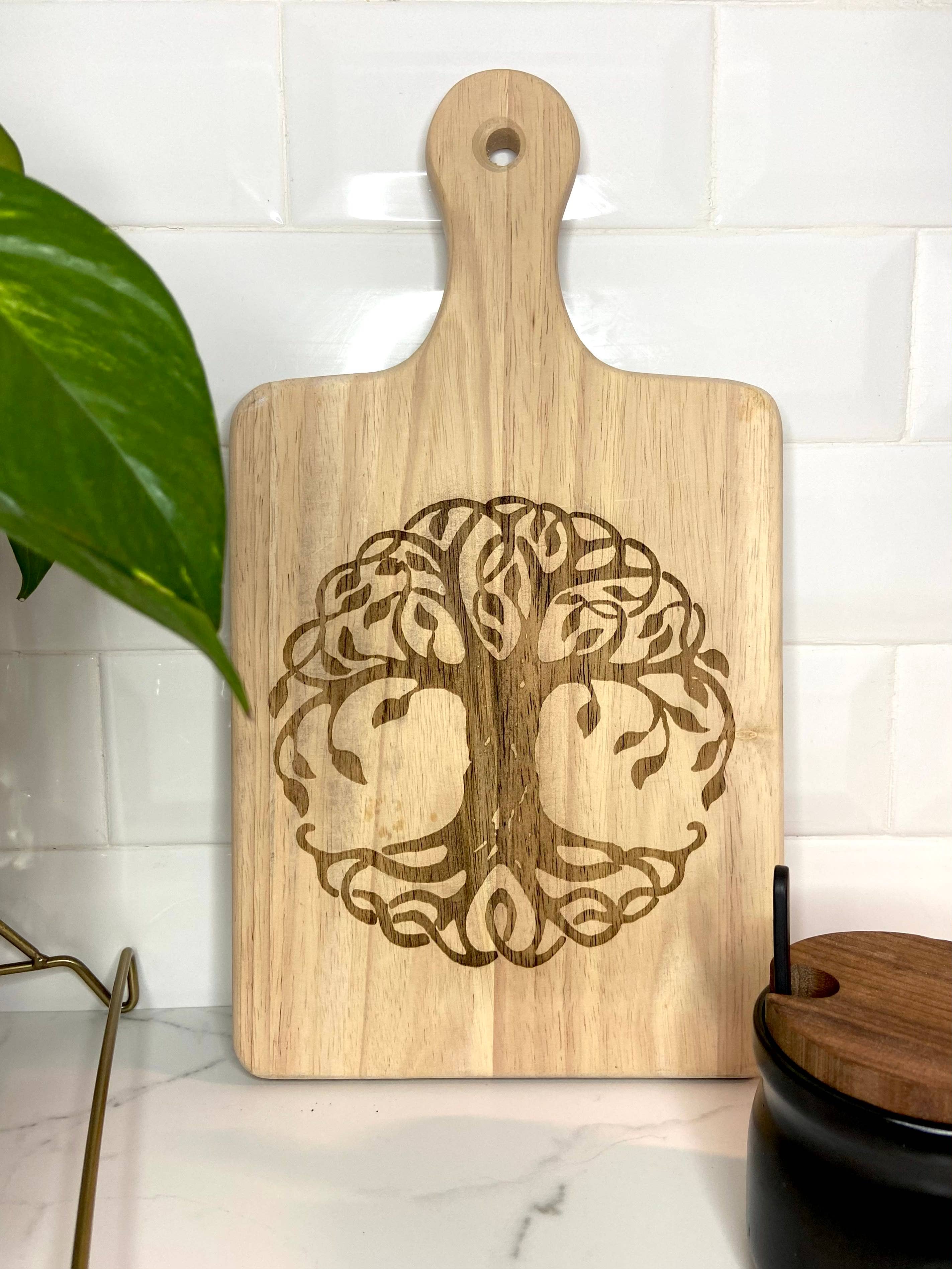 Three Witches Tea Shop – Großhandel Schneidebretter – Charcuterie-Schneidebrett mit Gravur, Baum des Lebens, 33 cm