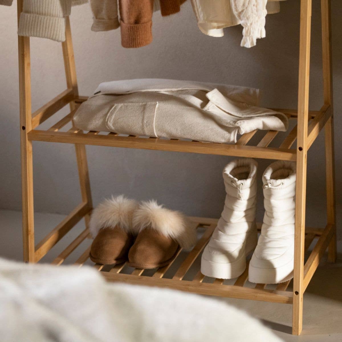 Andrea House – wholesale Klädhängare – Klädställ i bambu med hyllor4