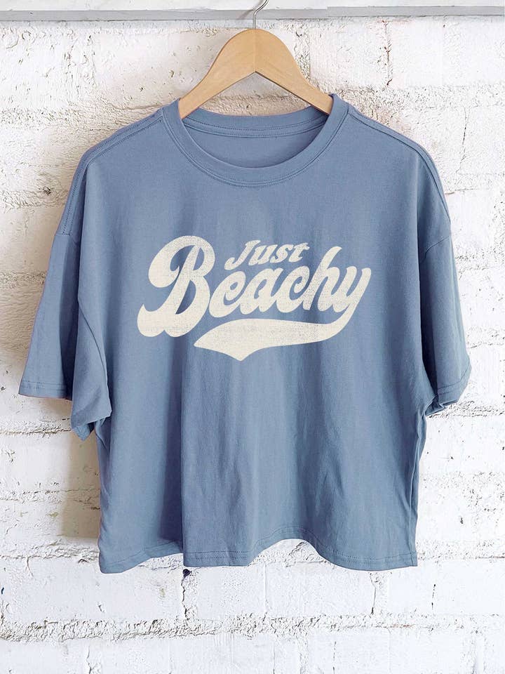 TOP CORTO LUNGO CON GRAFICA JUST BEACHY per la vendita all'ingrosso da parte di Rustee Clothing