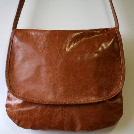 Sac à bandoulière incurvé - Tan antique pour la vente par Makers & Providers