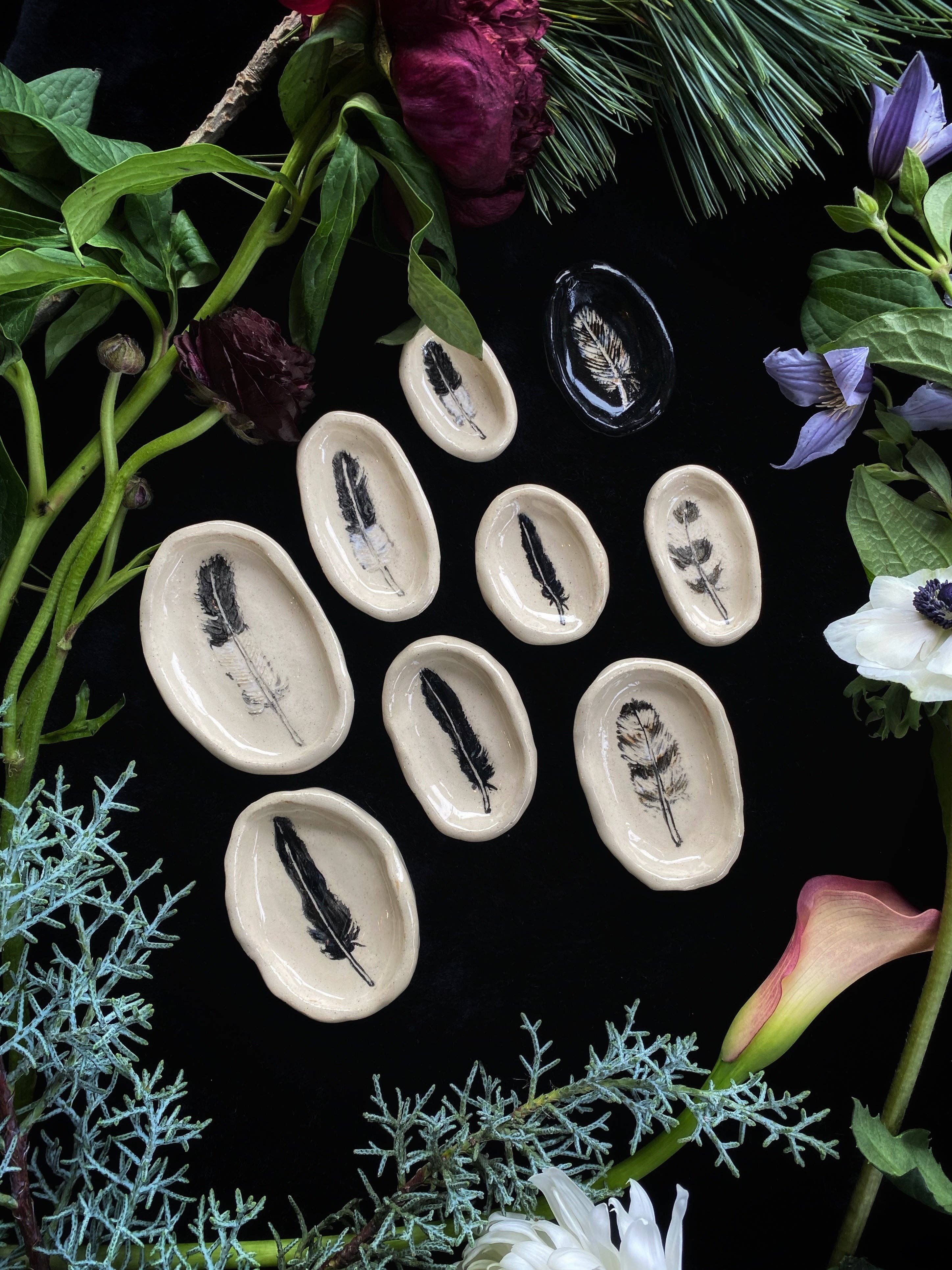 Keven Craft Rituals LLC - Vente Assiettes/plats/bols de décoration - Plat rituel en céramique multicolore en forme de plume de sgraffite