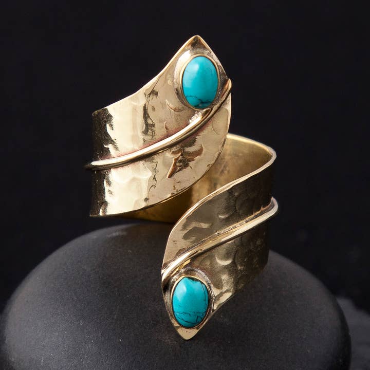 Anel Wrap Martelado Latão com Turquesa por atacado de Baizaar