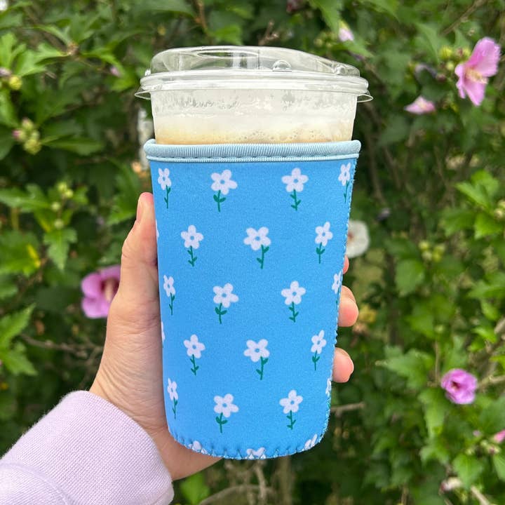 Manga para Bebida de Café Gelado com Campo de Flores Azuis e Brancas por atacado de Sun and Mind Co.