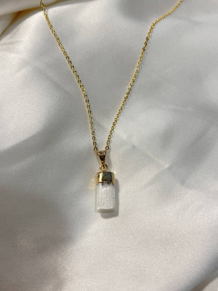 Collier Skye (sélénite) pour la vente par Starlite By J