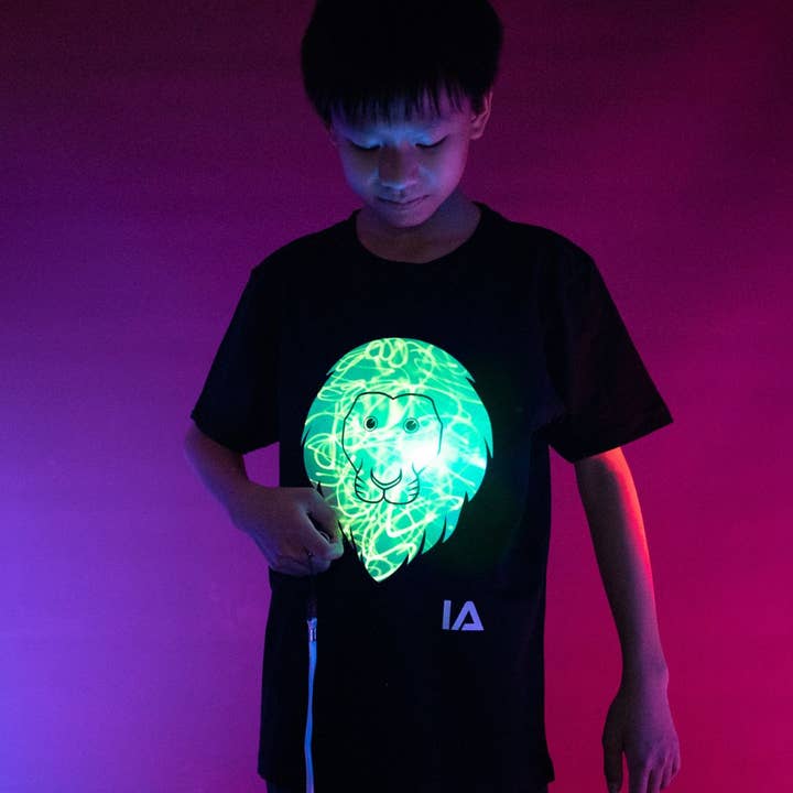Illuminated Apparel – Großhandel T-Shirt mit Siebdruck – Kinder – Kinder Interaktives Glow T-Shirt - Löwe