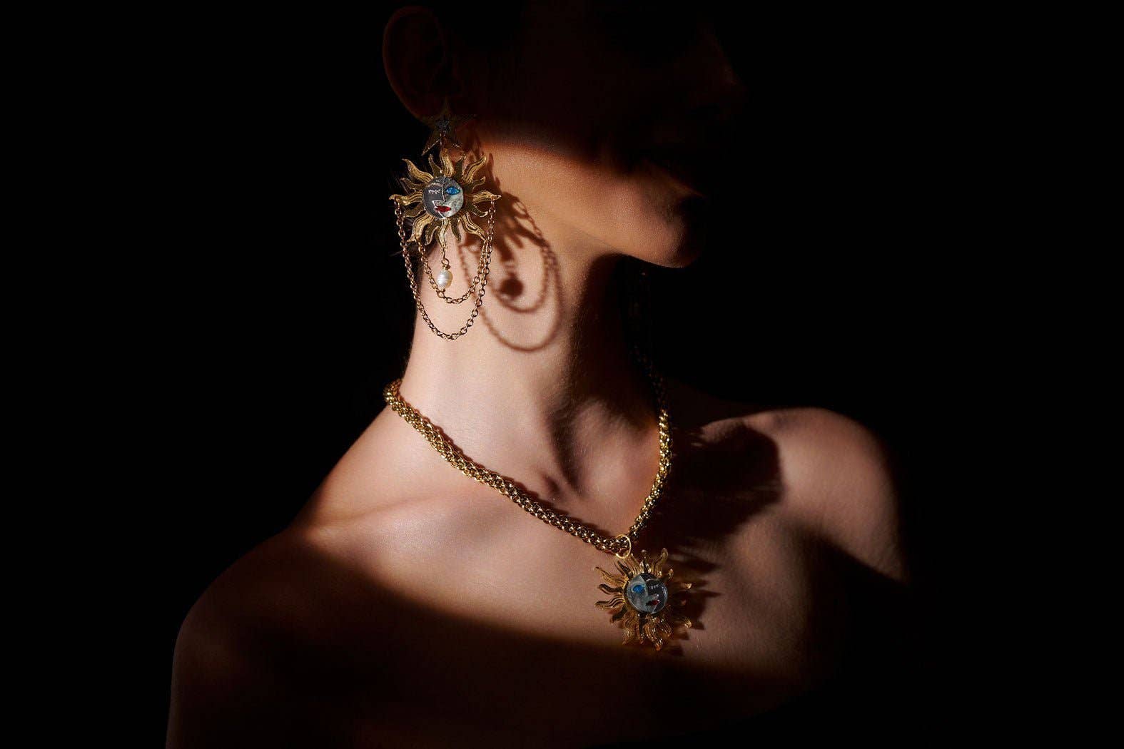 Funk Da Queen – wholesale Pendant/charm necklace – ILIOS SET | Earrings & Necklace1