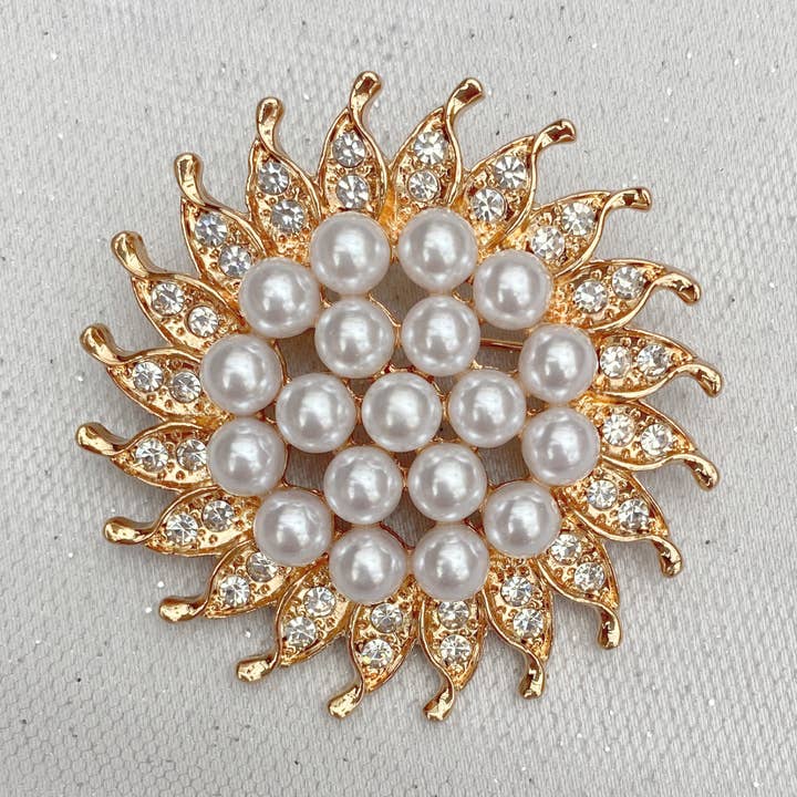 Solrosbrosch med pärla och kristall i silver eller guld för wholesale av QueenMee Accessories