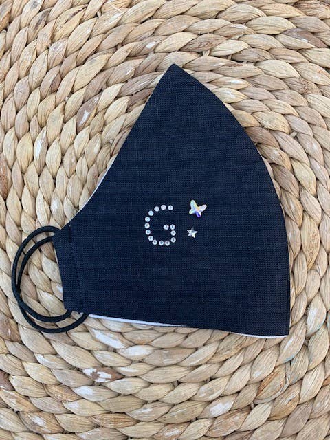 Masque bijou noir initial personnalisé pour la vente par Cucadas de Ana