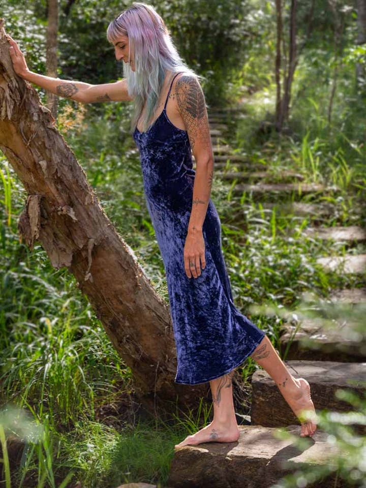 Abito lungo in velluto di seta blu per la vendita all'ingrosso da parte di TABOO FASHION