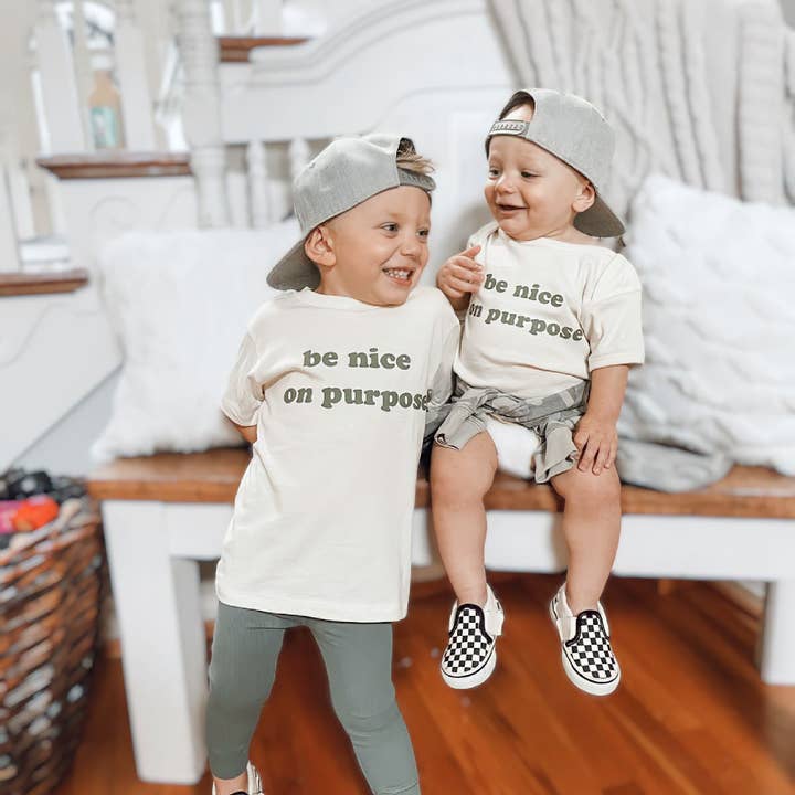 The Mini Mart Studio - Vente T-shirt sérigraphié – enfant - T-shirt Be Nice on Purpose pour tout-petit et jeune | T-shirt graphique inspirant pour enfants | Chemise pour enfants Kindness | Choose Kindness | T-shirt mignon pour enfants1