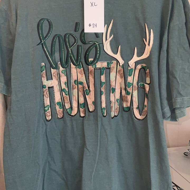 Han jagar tee för wholesale av Feathered Tracks Co.