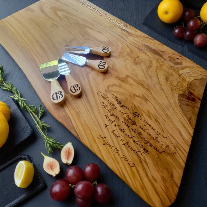 Karmic Creations - Venta al por mayor Tablas de quesos - Tabla de quesos de madera de olivo Live Edge extra grande de 24 pulgadas4