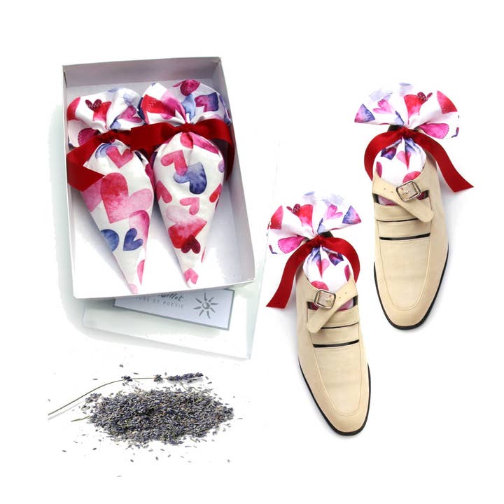 Geschenk zum Valentinstag — Schuhbeutel aus französischem Lavendel mit Herzmuster. für den Großhandel von Estelle Billot