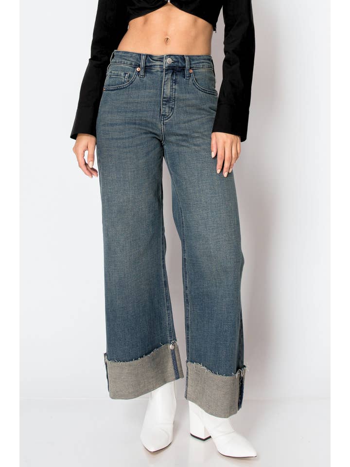 ARTEMIS VINTAGE – Großhandel Jeans – Damen – INNENNAHT TRANSFORM BAUCHKONTROLLE HOCHGESCHNITTENE WEITBEIN-JEANS3