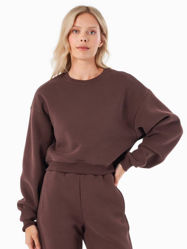 SILLIVIA | Essentials Travel Crop-Sweatshirt aus Bio-Baumwolle und recyceltem Polyester for wholesale by ORGANICATION