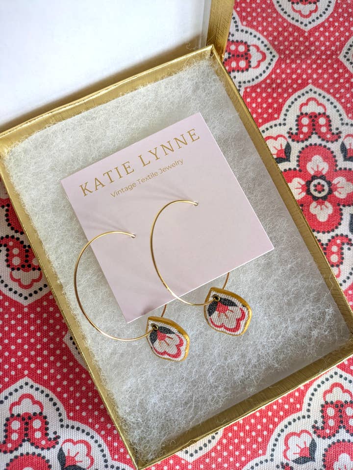 Boucle d'oreille Donna Hoop pour la vente par Katie Lynne - Vintage Textile Jewelry