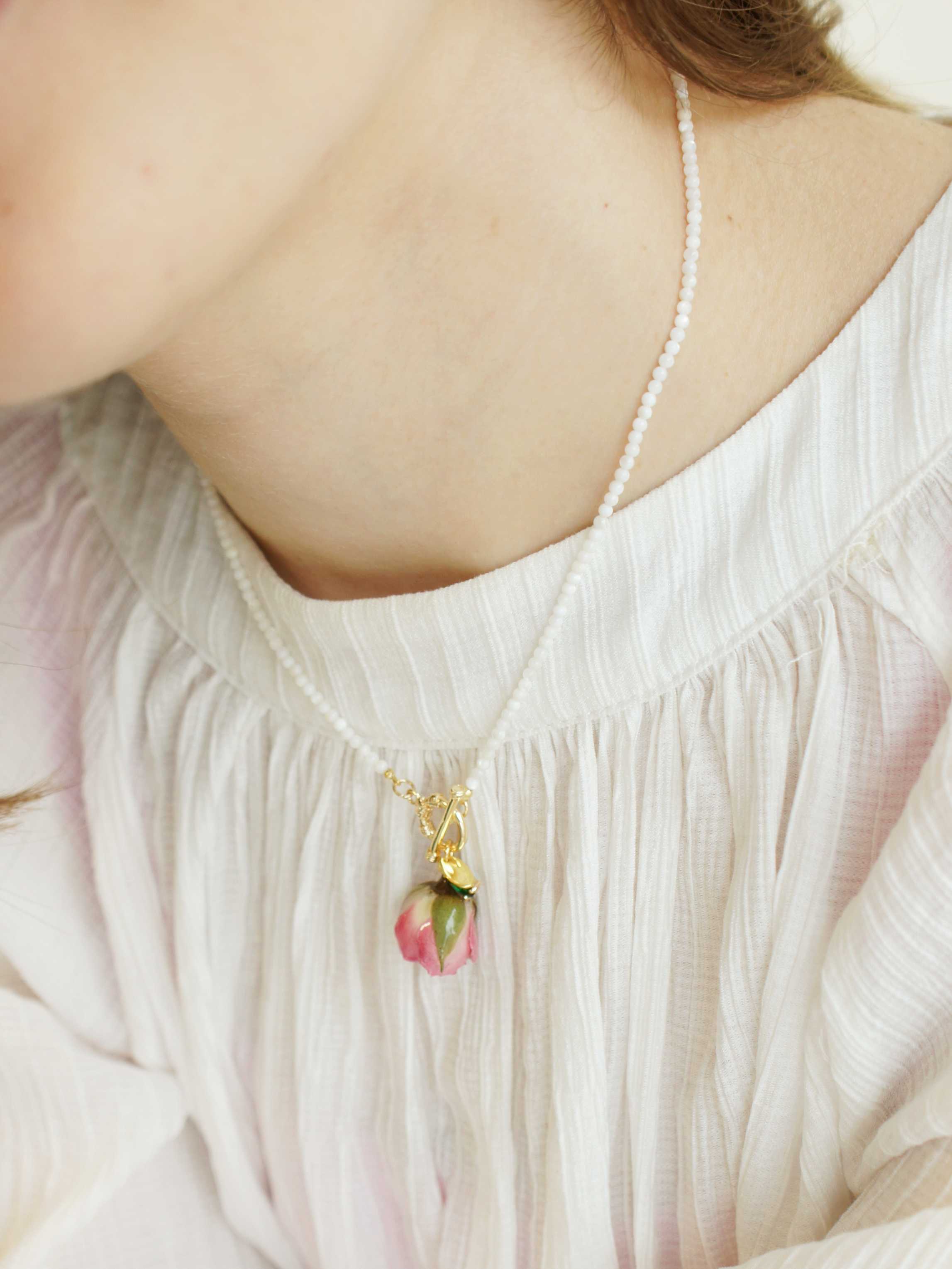 I'MMANY London – wholesale Pendant/charm necklace – *REAL FLOWER* Bella Rosa Mother of Pearl Necklace with Pink Rosebud and Green Crystal1