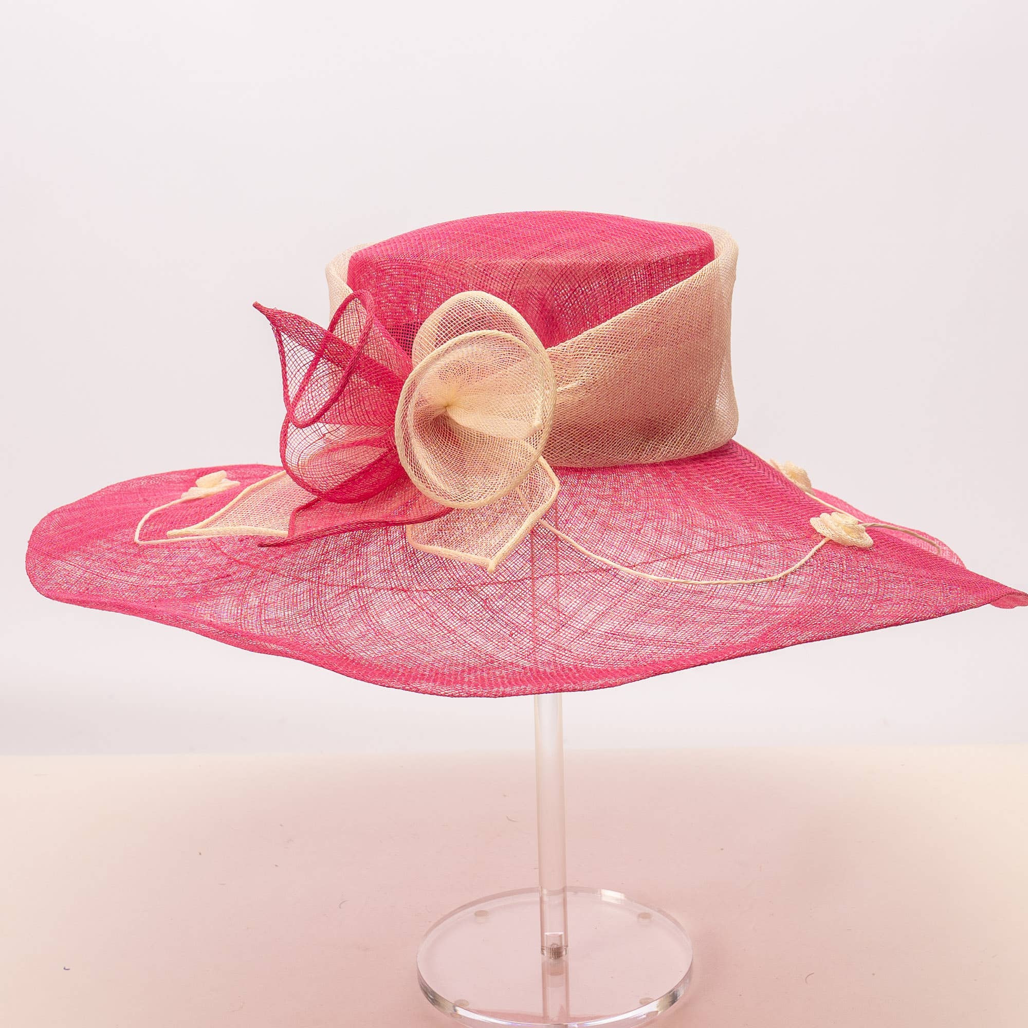 KaKyCo – Großhandel Fascinator – Damen – Zweifarbige Callalily Verzierte Breite Weiche Sinamay Hüte | 1171383