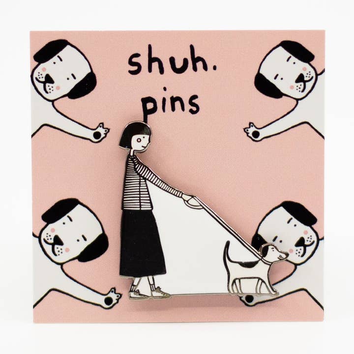 Spilla walking time con uomo e cane a passeggio per la vendita all'ingrosso da parte di shuh.