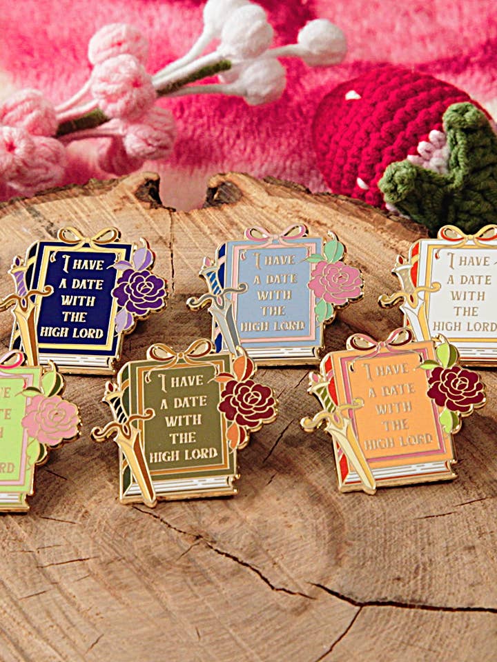 "Jag har en dejt med den höge lorden" ACOTAR emaljstift och set - Bokälskande Fairycore Cottagecore Pinstory Originala emaljstift för wholesale av Pinstory