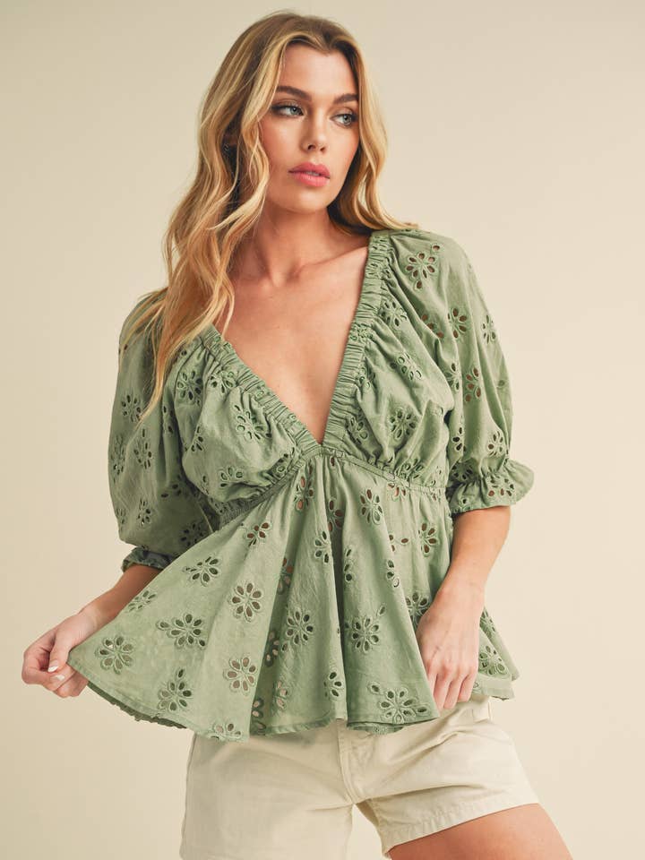 8290DK Hazle Top mit Ösenstickerei für den Großhandel von AEMI + CO