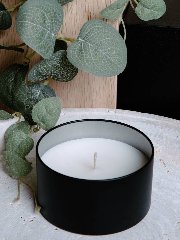 Bougie en boîte de 7 oz Parfum Signature pour la vente par Vincent