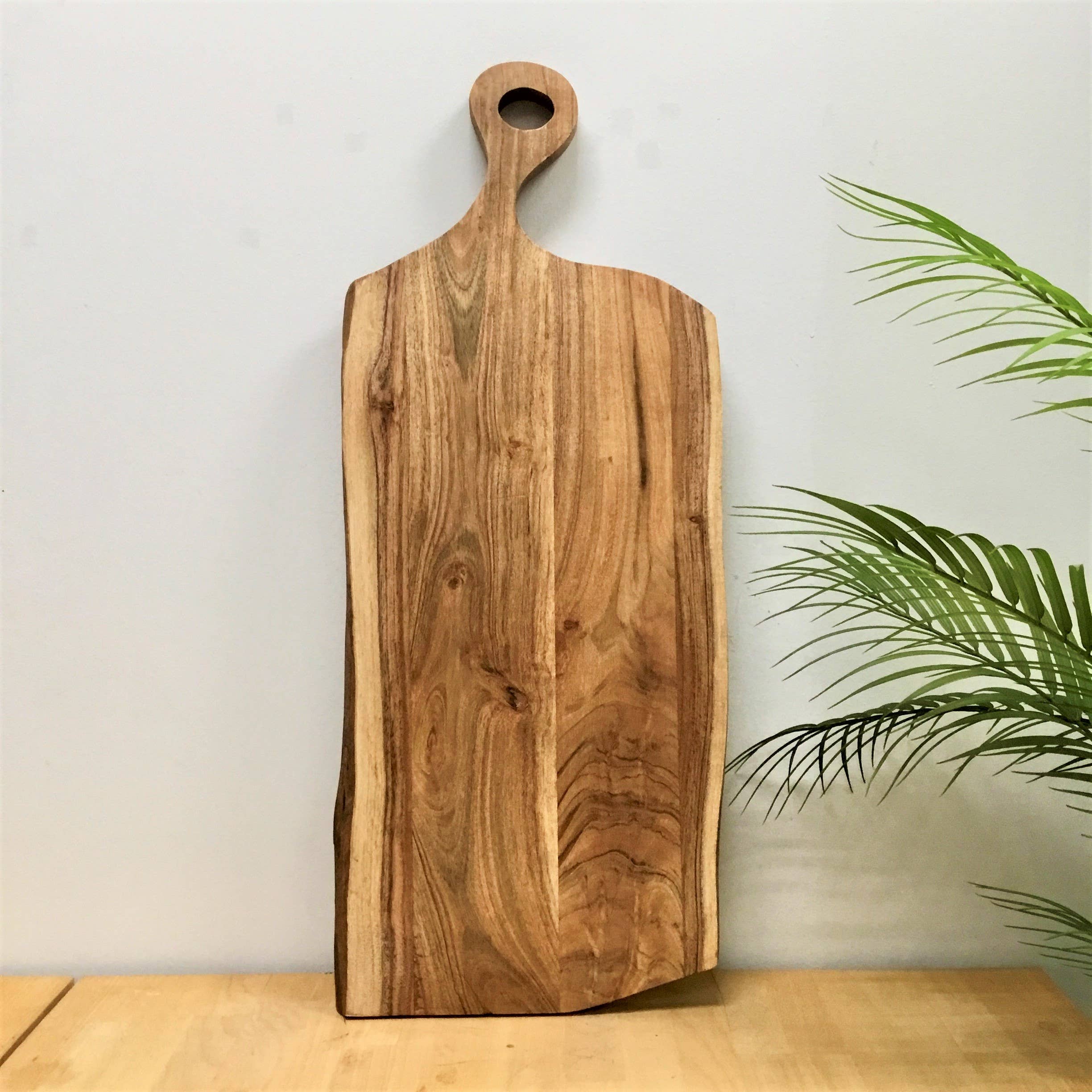 India Handicrafts Inc - Vente Planche à découper - Planche à découper en bois à bord naturel avec poignée - 27"2
