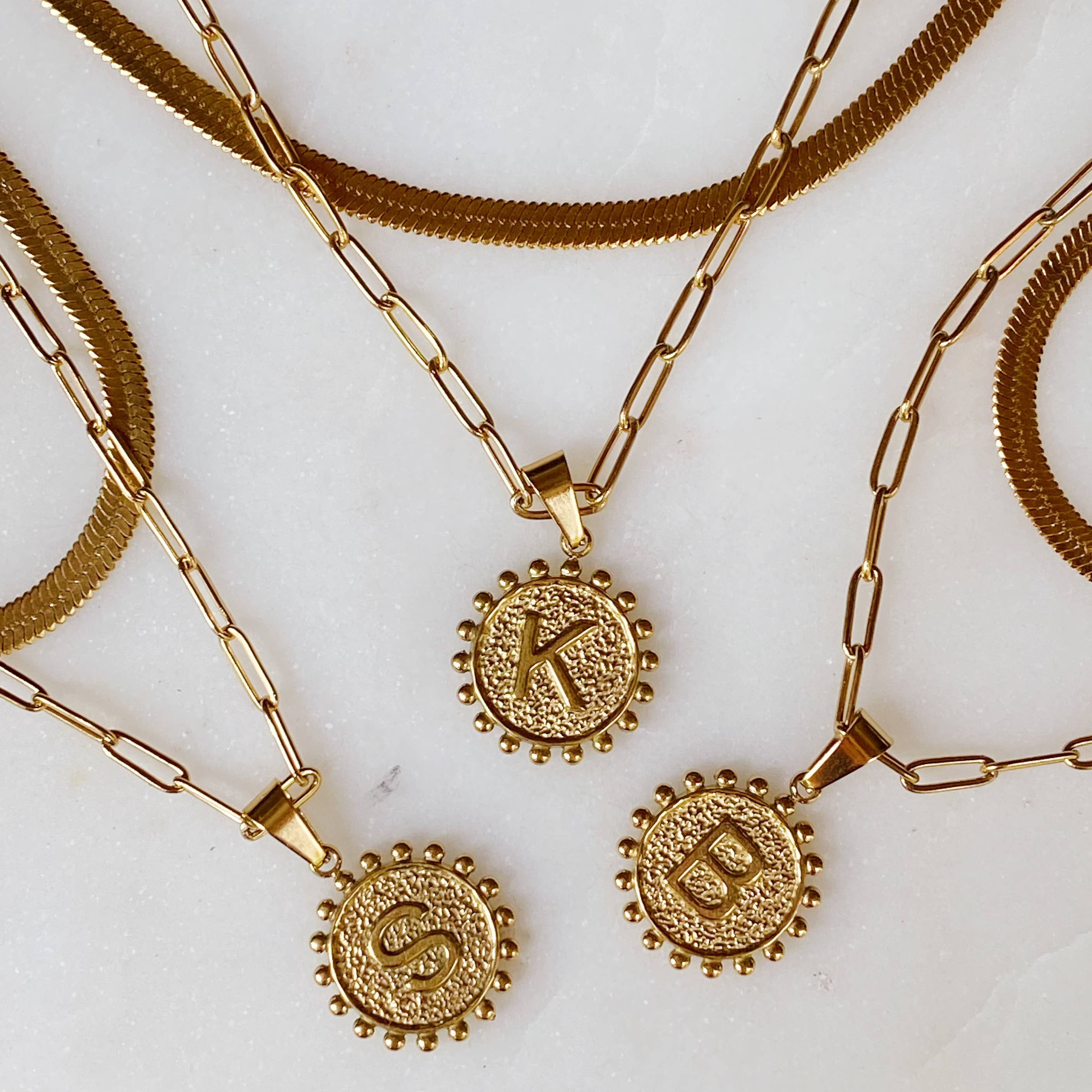 Ellison+Young - Vendita all'ingrosso Collana con ciondolo/pendaglio - Collana doppia con ciondolo iniziale a catena spiga e catena a maglie6