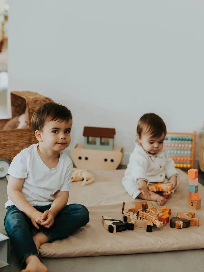 Motorikmåtte i hørfarvet, firkantet design for engroshandel hos Manufacture des bébés français