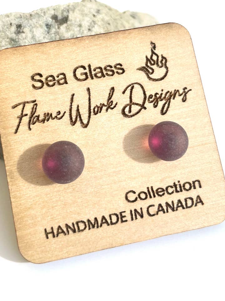 Borchie in vetro di mare - ametista per la vendita all'ingrosso da parte di Flame Work Designs - Glass Jewelry