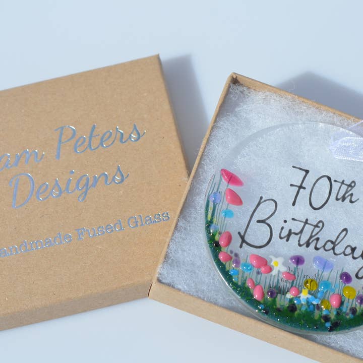 Decoración colgante de vidrio fundido hecha a mano con el texto «70th Birthday» para venta al por mayor de Pam Peters Designs