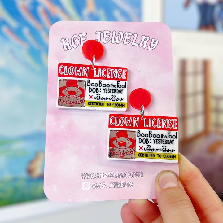 Boucles d'oreilles et porte-clés en acrylique faits main avec licence de clown pour la vente par KGF Jewelry