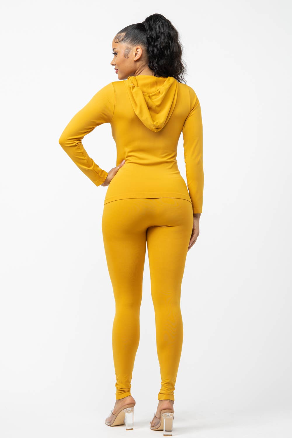 Julia by LoveJ – Großhandel Set aus Oberteil und Hose (NICHT Loungewear) – Damen – Nahtlose Kapuzenjacke und Leggings mit Reißverschluss5