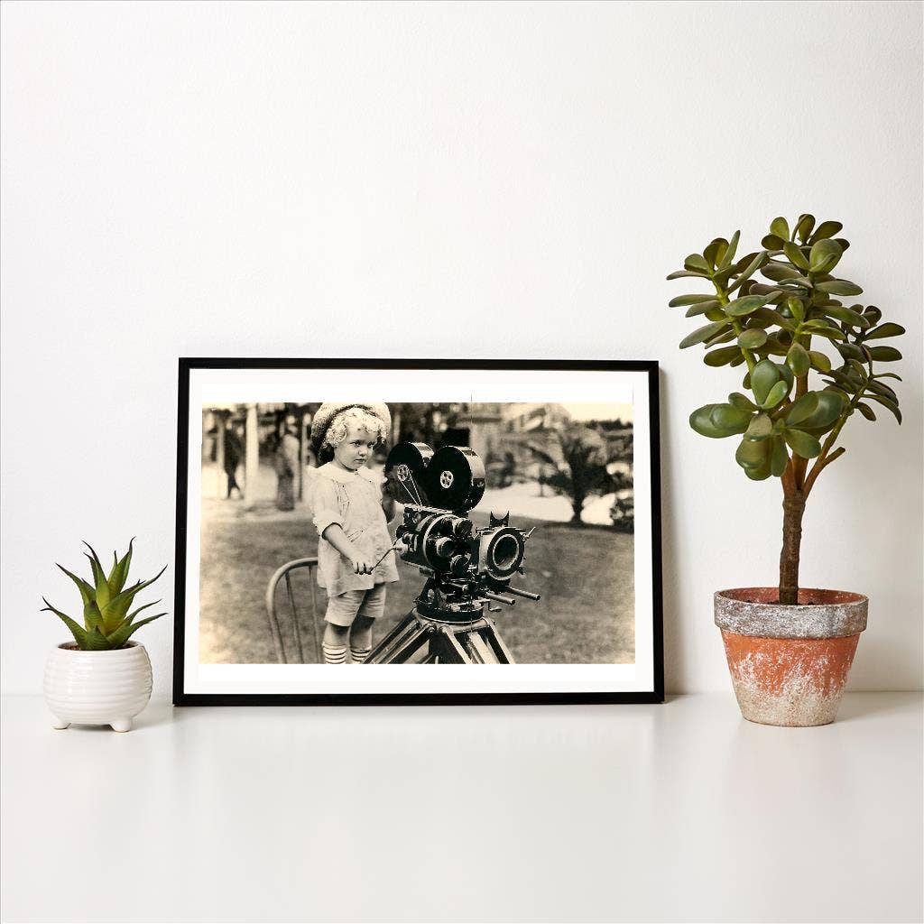 Found Image Press - Vendita all'ingrosso Stampa artistica - Stampa d'Arte PH-70 Bambino con Macchina da Presa Vintage1