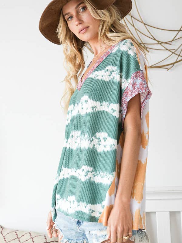 VERDE MULTI T1436 SALDI OUTLET Top a Stampa Tie Dye con Dettaglio a Contrasto in vendita all'ingrosso su Faire1