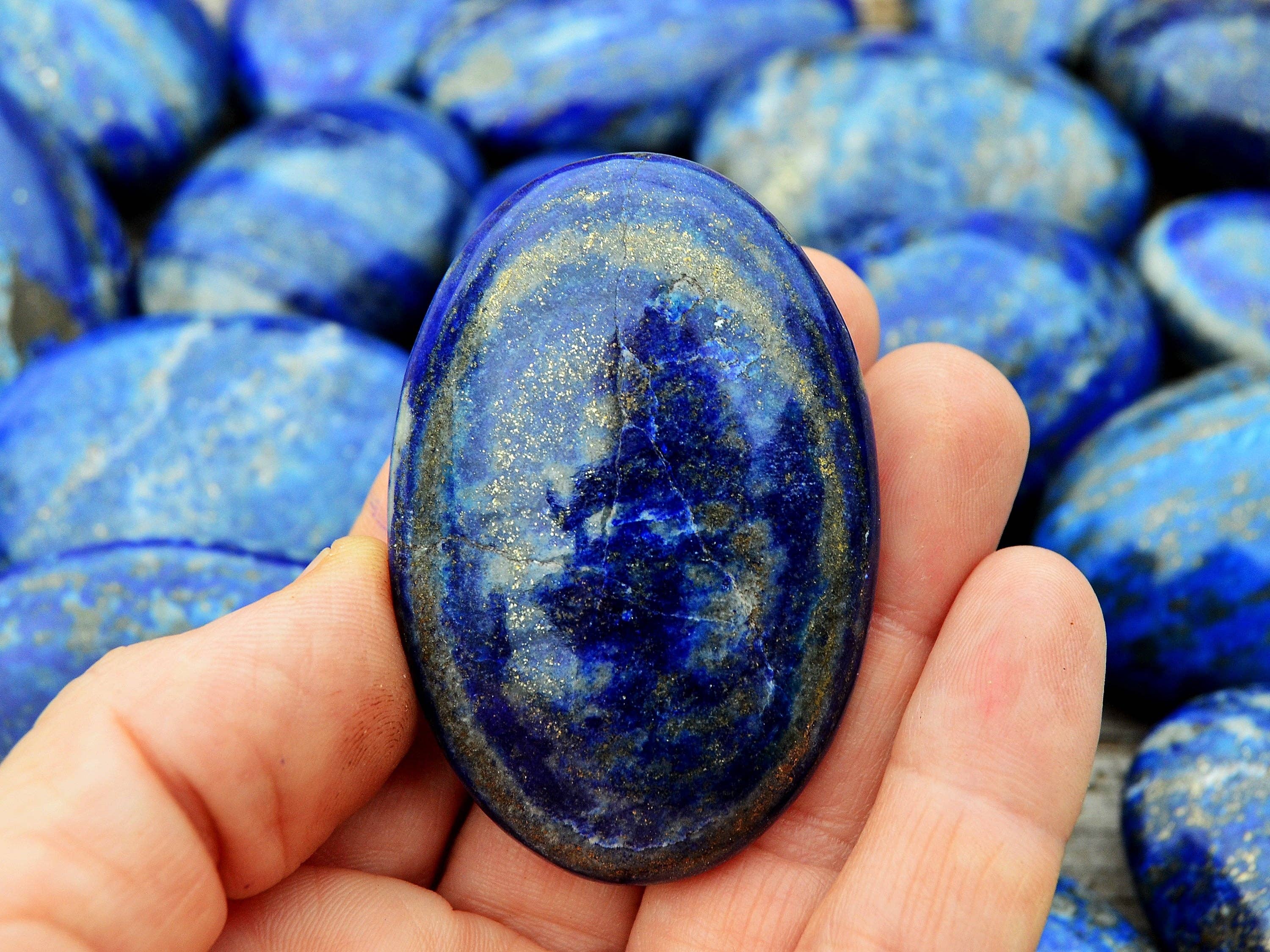 Kaia & Crystals – wholesale Andlig sten/kristall – Lapis lazuli handstenar (7–10 st) kvalitetsset, 45–80 mm6