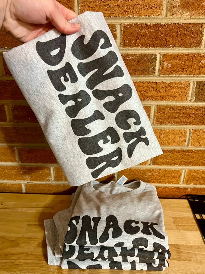 Snack Dealer Mom Life Grafisk T-shirt för wholesale av Southern Chic