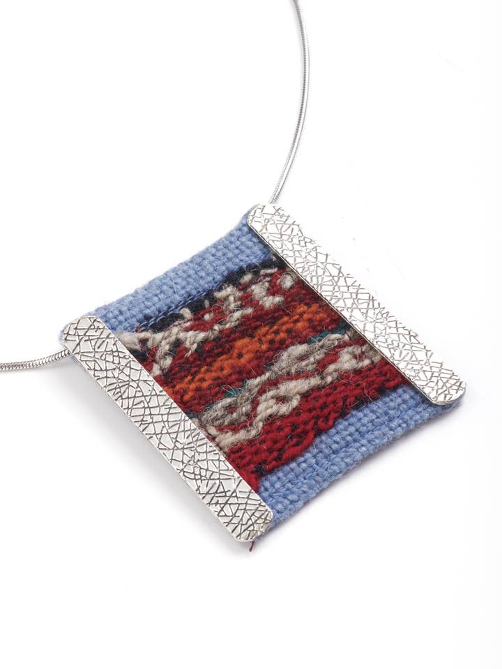 Collana Humahuaca Cielo con tessuto Aguayo antico e metallo color argento per la vendita all'ingrosso da parte di Lupin Lime