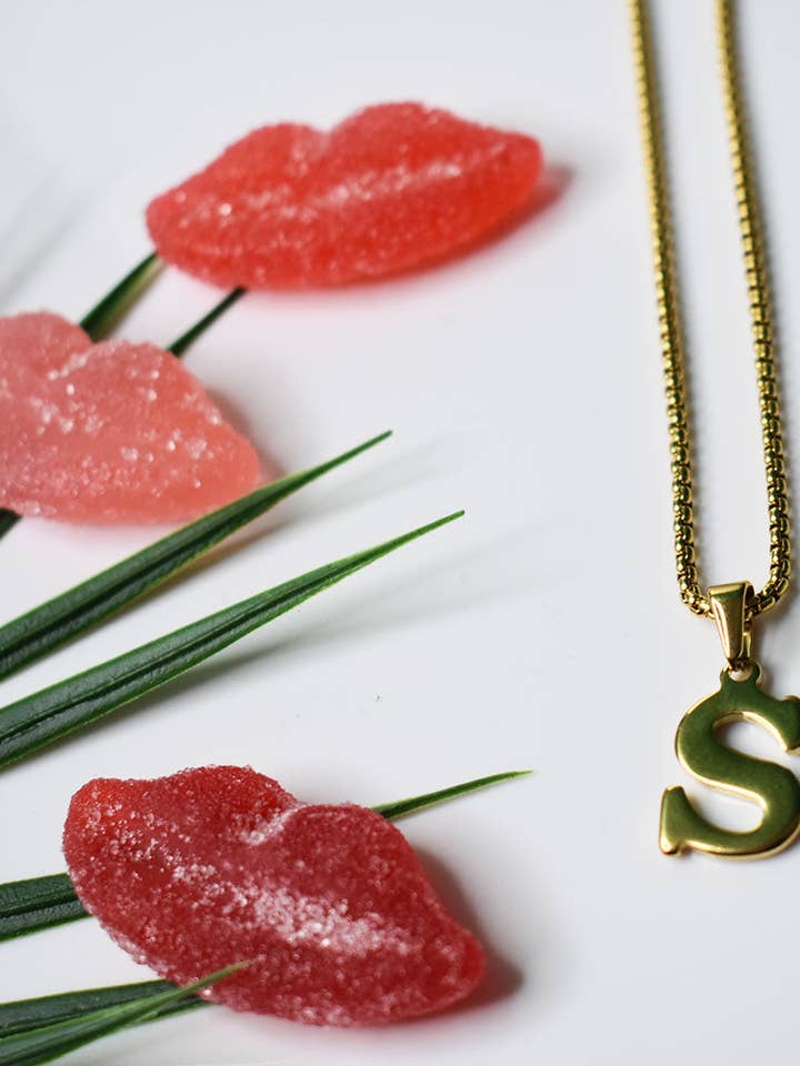 S platt bokstav Initial hängande halsband för wholesale av Feline Jewelry Studio Universe