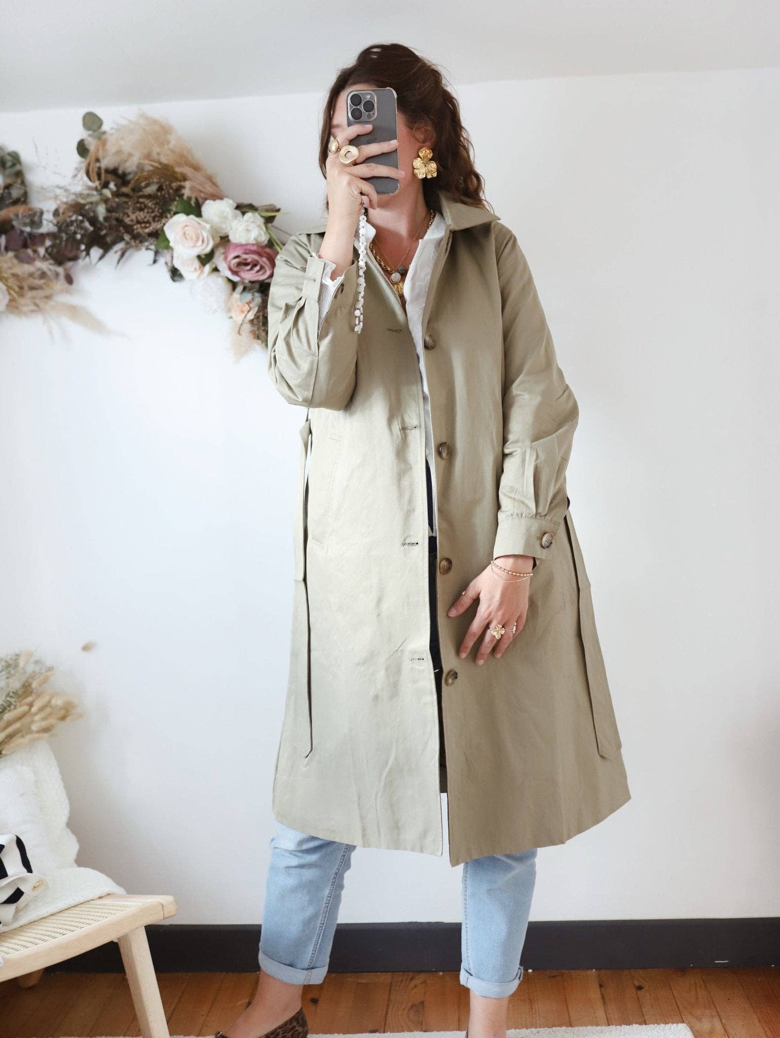 Maison Sajes - Wholesale Trenchcoat - Dames - Trenchcoat Jim met capuchon, riem en knoopsluiting4