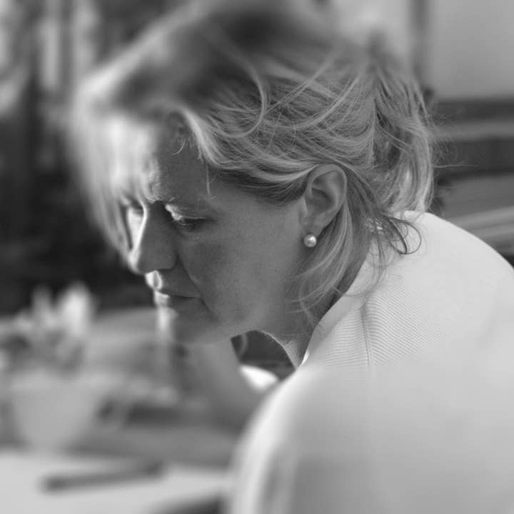 2021-A01-043 - Petite Marie - Bracciale a giro - Oro - Cristallo verde smeraldo per la vendita all'ingrosso da parte di Petite Marie Jewelry