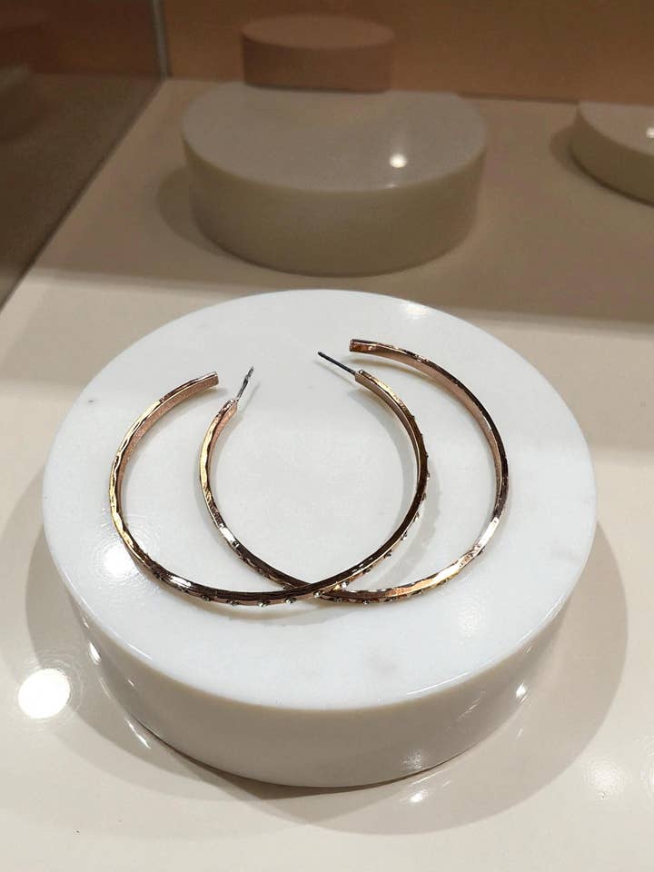 Boucle d'oreille créole en or rose de 2,5" avec pavé martelé pour la vente par Ava Capri