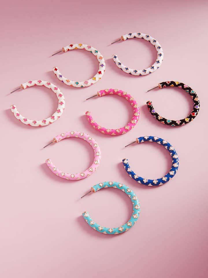 Orecchini a cerchio con perno smaltato a colori con motivo a trifoglio per la vendita all'ingrosso da parte di Designature New York