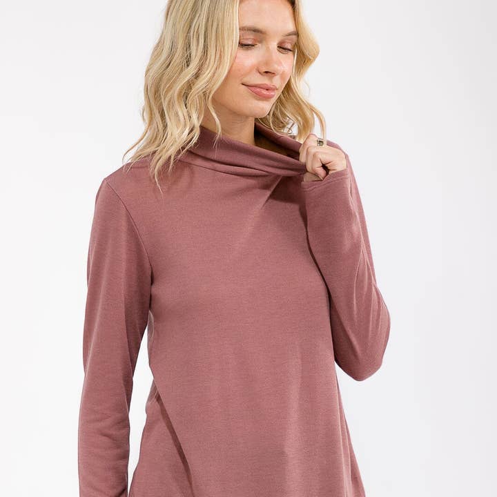 8827- Solides Strickrollkragenoberteil mit asymmetrischem Saum für den Großhandel von IWT Brands