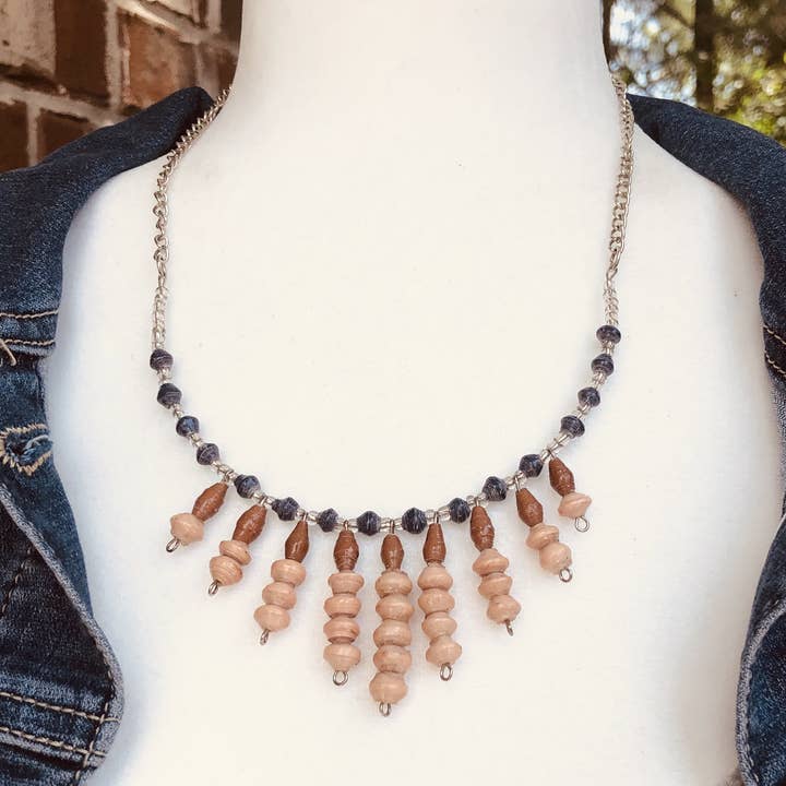 Banda 1 bavoir fantaisie fait main avec chaîne (rose poudreuse) pour la vente par Tugende Design