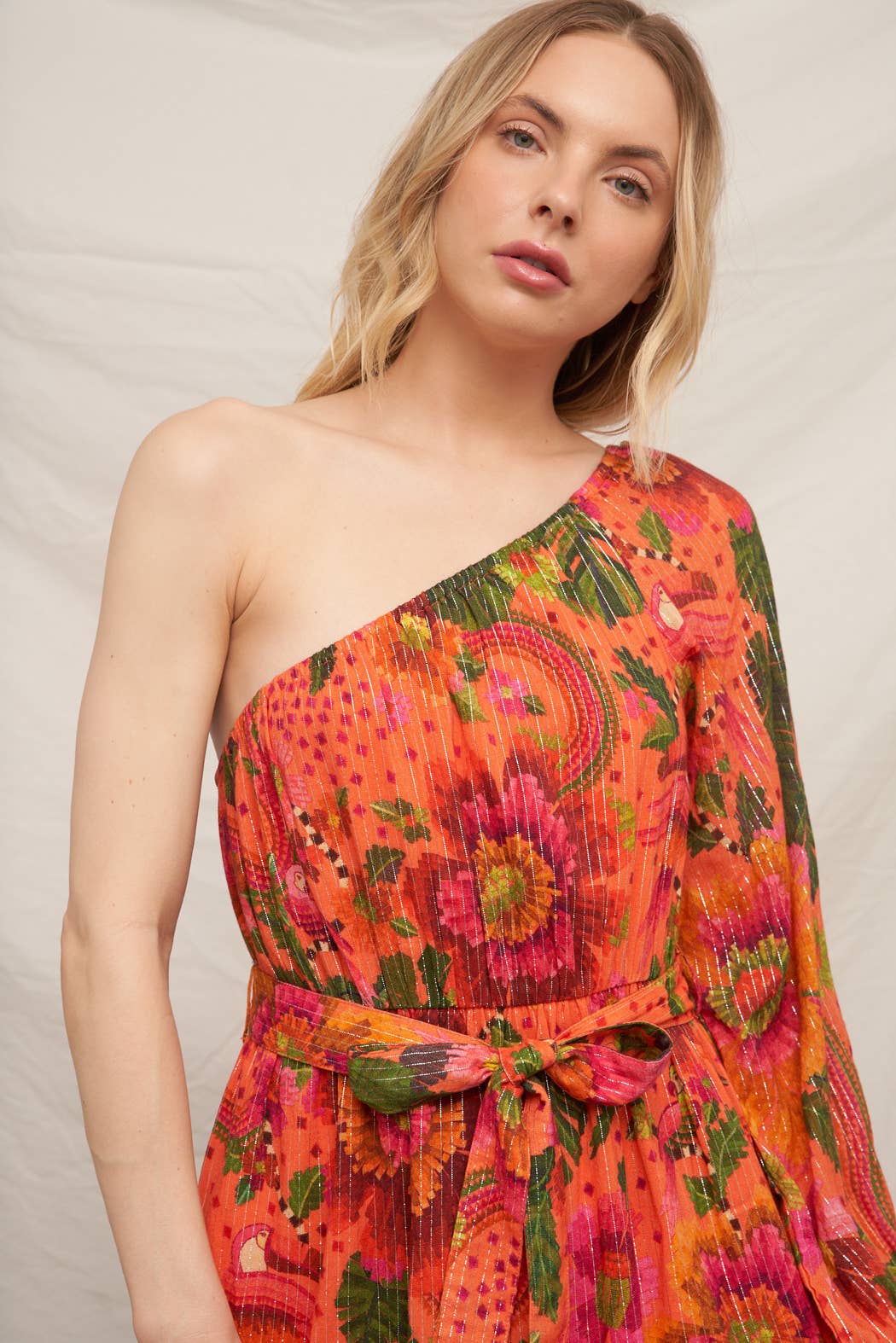 Orange Multi Robe à une épaule à imprimé tropical avec lurex en vente sur Faire7