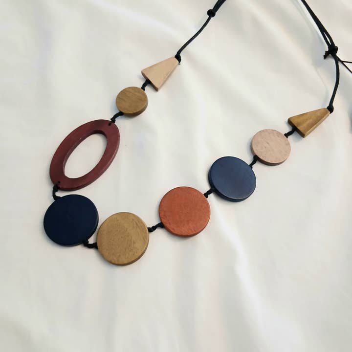 Long Collier Rond en Bois avec Grandes Perles N7-417 pour la vente par Cinnamon Creations