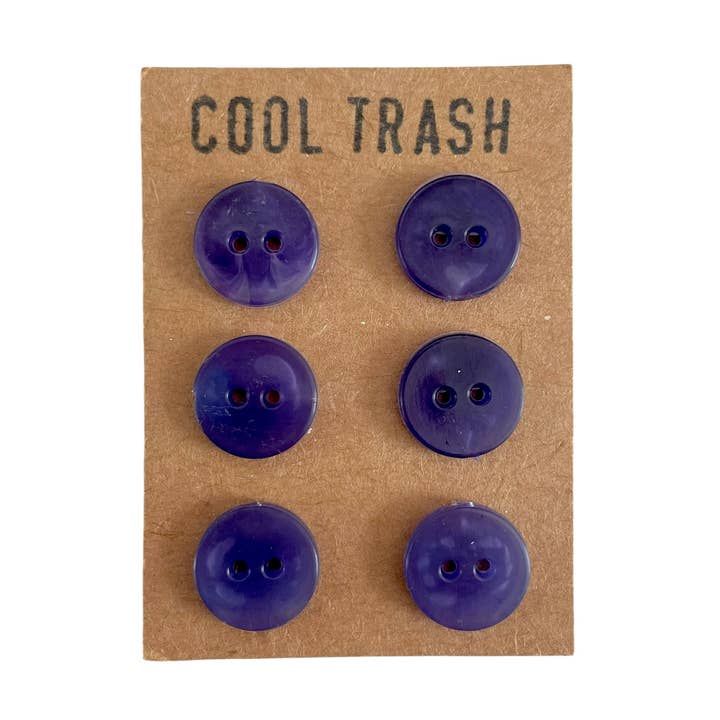 Sæt med små, semigennemsigtige lilla knapper i genbrugsplast for engroshandel hos Cool Trash